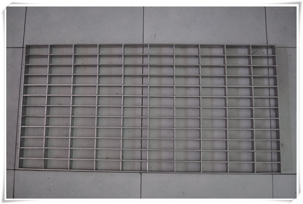 插接式鋼格板使用規(guī)范和防滑情況 插接式鋼格板使用規(guī)范和防滑情況