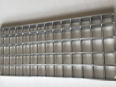 鋼格柵板鋪設(shè)馬道的應(yīng)用